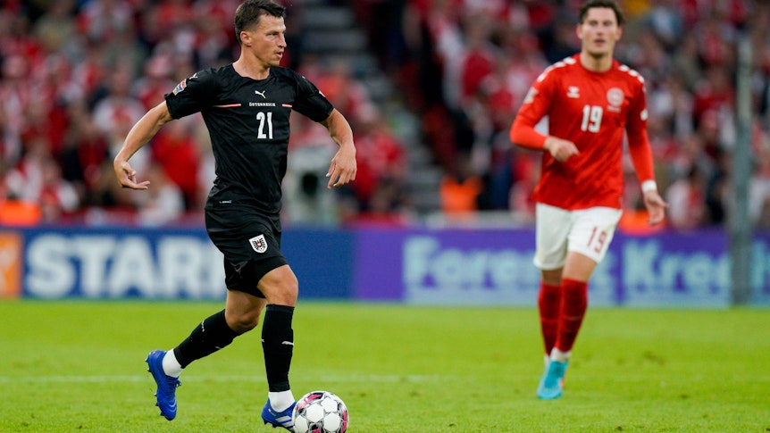 Stefan Lainer (l.), Verteidiger von Borussia Mönchengladbach, bei seinem Einsatz für die österreichische Nationalmannschaft in Dänemark am 13. Juni 2022.