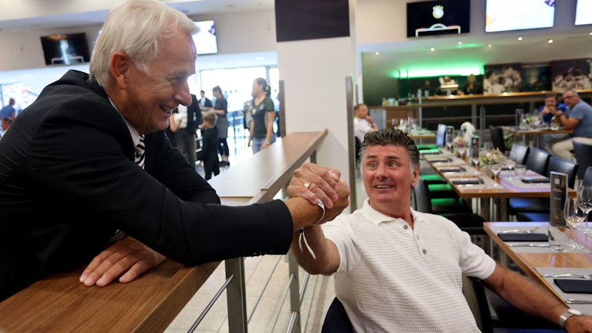 Rainer Bonhof (l.), Vize-Präsident von Borussia Mönchengladbach, und Wilfried Hannes (r.) begrüßen einander beim Treffen der ehemaligen Nationalspieler am Dienstagabend (14. Juni 2022) im Borussia-Park.