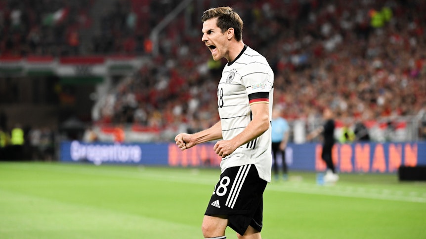 DFB-Nationalspieler Jonas Hofmann, der bei Borussia Mönchengladbach unter Vertrag steht, bejubelt am 11. Juni 2022 in der UEFA Nations League seinen Treffer im Duell gegen Ungarn. Hofmann ballt die Fäuste und schreit seine Freude heraus.