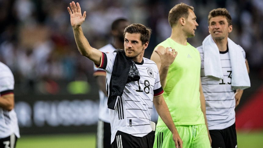Jonas Hofmann von Borussia Mönchengladbach winkt nach dem Nations-League-Sieg der deutschen Nationalmannschaft gegen Italien am Dienstag (15. Juni 2022) ins Publikum.