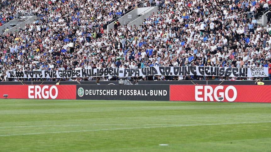 Fußball UEFA Nations League Deutschland - Italien am 14.06.2022 im Borussia-Park in Mönchengladbach Banner im Deutschland Fanblock mit der Aufschrift: 15.000 Tote für große Kulissen - FIFA und Co. ohne Gewissen Boycott Qatar / Katar DFB regulations prohibit any use of photographs as image sequences and/or quasi-video. *** Soccer UEFA Nations League Germany Italy on 14 06 2022 at Borussia Park in Mönchengladbach banner in Germany fan block with the inscription 15 000 dead for great scenery FIFA and Co without conscience boycott Qatar Qatar DFB regulations prohibit any use of photographs as image sequences and or quasi video xHDx