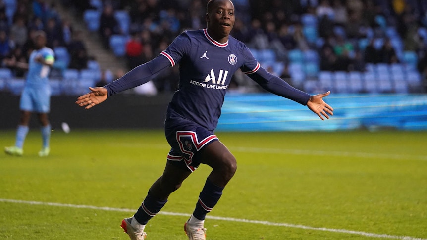 Djeidi Gassama von Paris Saint-Germain, hier am 24. November 2021 beim Youth-League-Spiel gegen Manchester City beim Torjubel, soll das Interesse von Borussia Mönchengladbach geweckt haben.