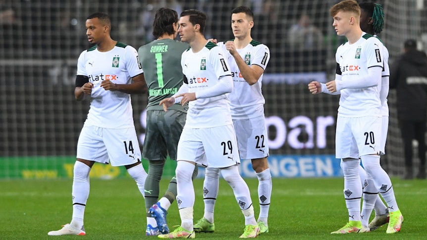 Joe Scally (Mitte) und Luca Netz (r.) von Borussia Mönchengladbach sind für die Auszeichnung Golden Boy nominiert. Das Foto zeigt sie gemeinsam mit ihren Teamkollegen Yann Sommer (2.v.l.), László Bénes (3.v.r) und Manu Koné (hinten) am 15. Dezember 2021 beim Heimspiel gegen Eintracht Frankfurt im Borussia-Park.