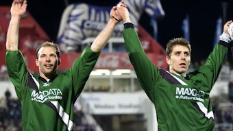 Igor Demo (re.) jubelt gemeinsam mit Arie van Lent (li.) und den Fans von Borussia Mönchengladbach. Dieses Foto stammt vom Auswärtssieg beim MSV Duisburg am 20. Dezember 2000.