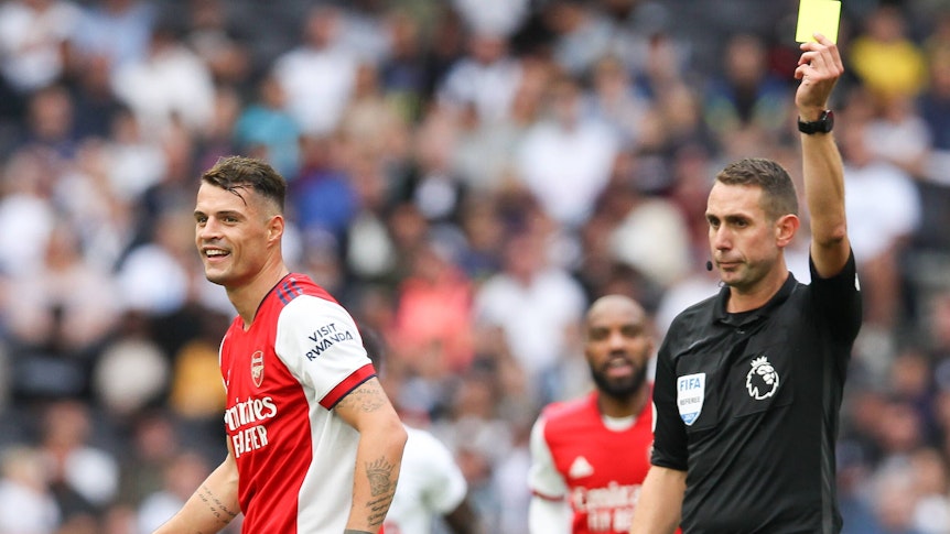Granit Xhaka sieht eine Gelbe Karte, hier am 8. August 2021 bei einem Freundschaftsspiel von Arsenal gegen Tottenham. Xhaka wendet sich vom Schiedsrichter ab.