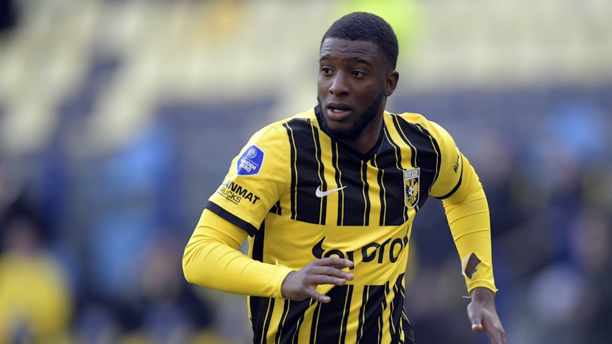 Riechedly Bazoer von Vitesse Arnheim soll vor einem Wechsel zu Fußball-Bundesligist Borussia Mönchengladbach stehen. Hier ist der Niederländer am 20. März 2022 beim Spiel gegen RKC Waalwijk zu sehen.