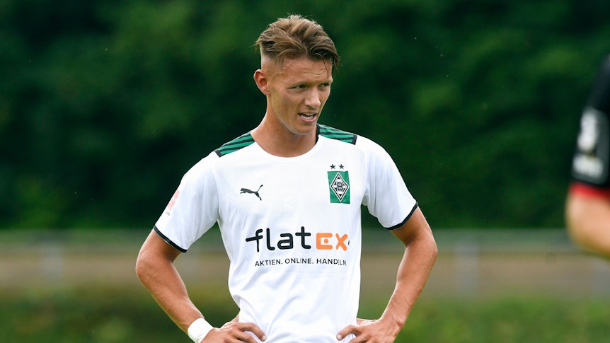 Hannes Wolf bei einem Testspiel zwischen Borussia Mönchengladbach und Viktoria Köln am 10. Juli 2021 im Rheydter Grenzlandstadion. Wolf hat die Hände an den Hüften und atmet durch.