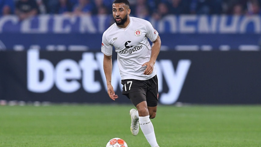 Daniel-Kofi Kyereh, hier am 7. Mai 2022 beim Auswärtsspiel des FC St. Pauli beim FC Schalke 04, steht angeblich auch bei Borussia Mönchengladbach auf der Wunschliste. Nun soll seine Zukunft entschieden sein.