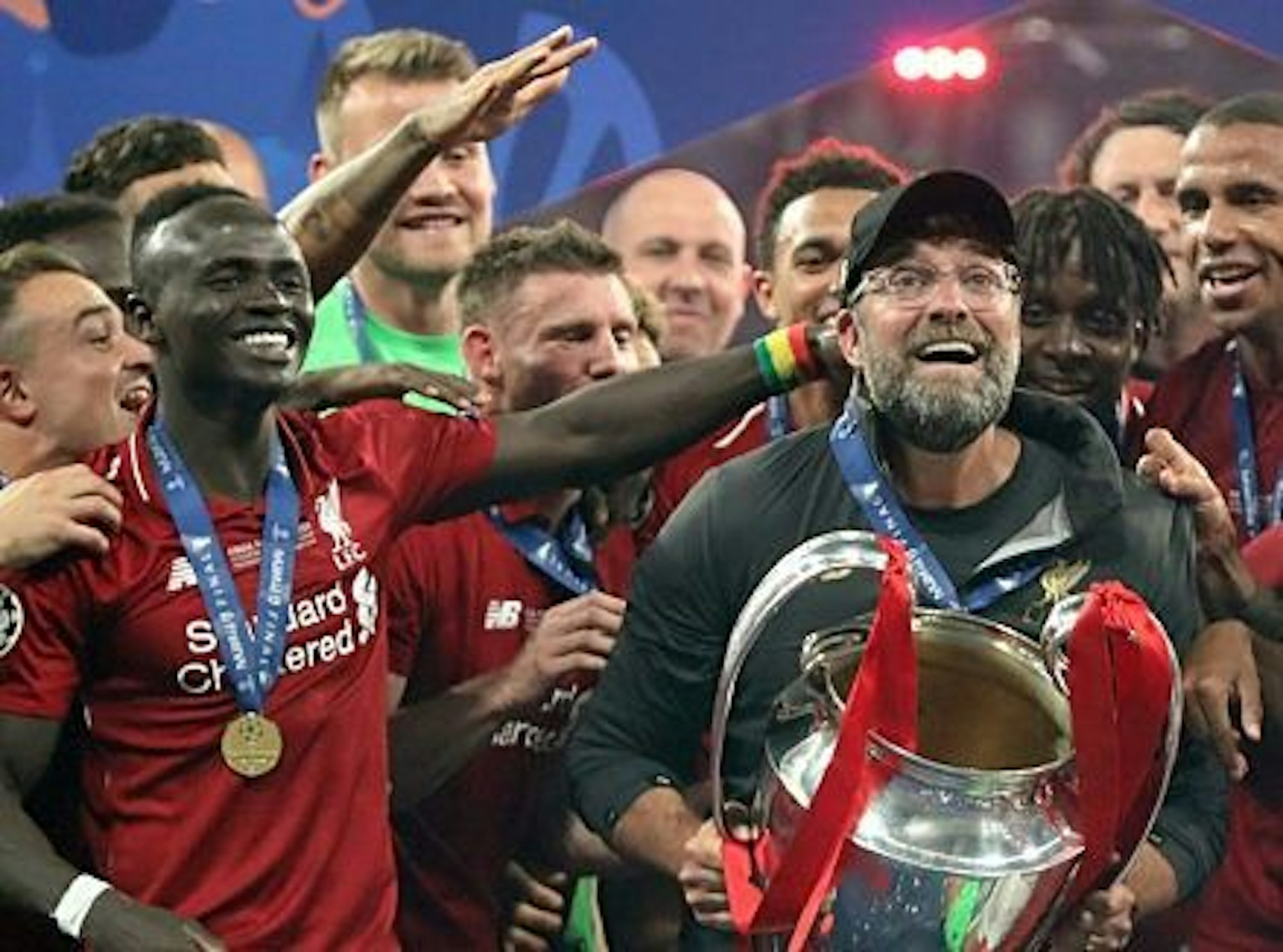 Sadio Mané jubelt gemeinsam mit seinem Trainer Jürgen Klopp und der Mannschaft des FC Liverpool mit dem Champions-League Cup.
