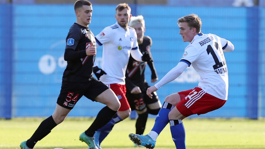 Oscar Fraulo (l.) im Testspiel gegen den Hamburger SV am Volksparkstadion (28.1.2022).
