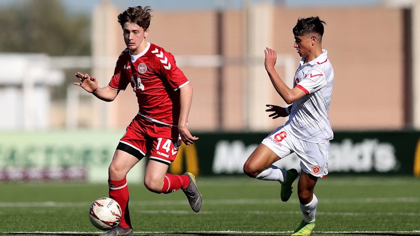 Oscar Fraulo (links), hier bei einem Spiel für die U16-Auswahl Dänemarks, ist der erste Neuzugang für die neue Saison bei Borussia Mönchengladbach.