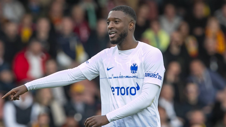 Riechedly Bazoer (Vitesse Arnheim) gestikuliert auf dem Platz.