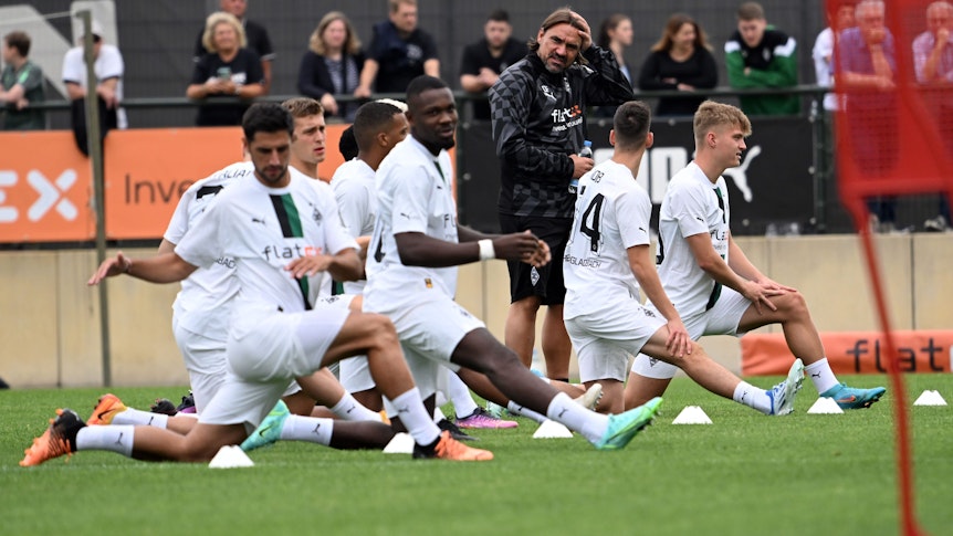 26.06.2022, Nordrhein-Westfalen, Mönchengladbach: Fußball: Bundesliga, Trainingsauftakt Borussia Mönchengladbach. Trainer Daniel Farke leitet das Training seiner Mannschaft. Foto: Federico Gambarini/dpa +++ dpa-Bildfunk +++