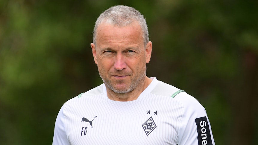 Ex-Gladbach-Trainer Frank Geideck, hier zu sehen am 19. Juli 2021 in Harsewinkel, wechselt zu RB Leipzig und wird Co-Trainer von Marco Rose. Geideck schaut nach vorne.
