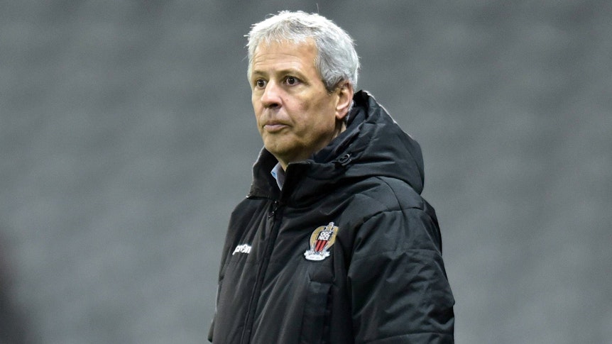 Ex-Gladbach-Trainer Lucien Favre hat einen neuen Job. Er ist seit Montag (27. Juni 2022) Coach bei OGC Nizza. Auf diesem Foto ist Favre am 7. Mai 2018 in Lille zu sehen. Favre schaut auf das Spielfeld.
