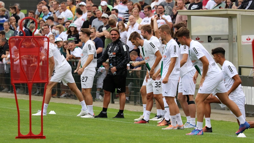 Die Profis von Borussia Mönchengladbach beim Trainingsauftakt am 26. Juni 2022. Die Einheit war die erste unter dem neuen Trainer Daniel Farke (Mitte).