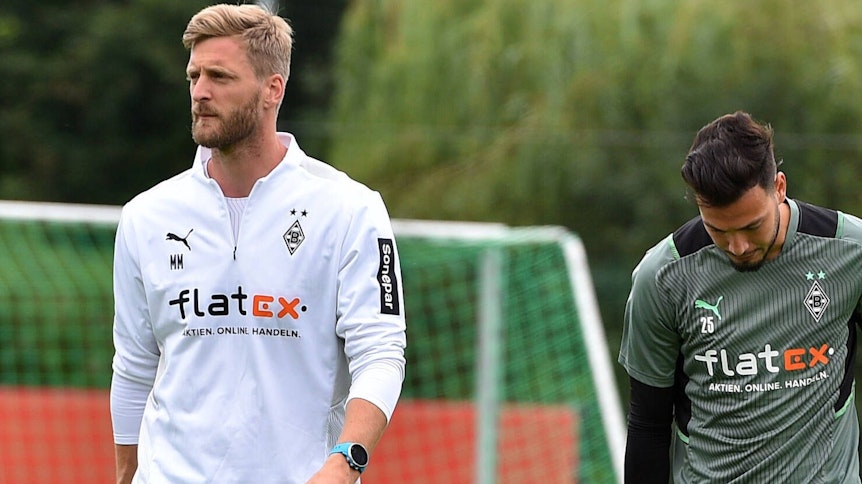 Athletiktrainer Markus Müller (l.), hier am 21. Juli 2021 im Trainingslager in Harsewinkel mit Linksverteidiger Ramy Bensebaini (r.), wechselt zur neuen Spielzeit von Borussia Mönchengladbach zu Bayer 04 Leverkusen.