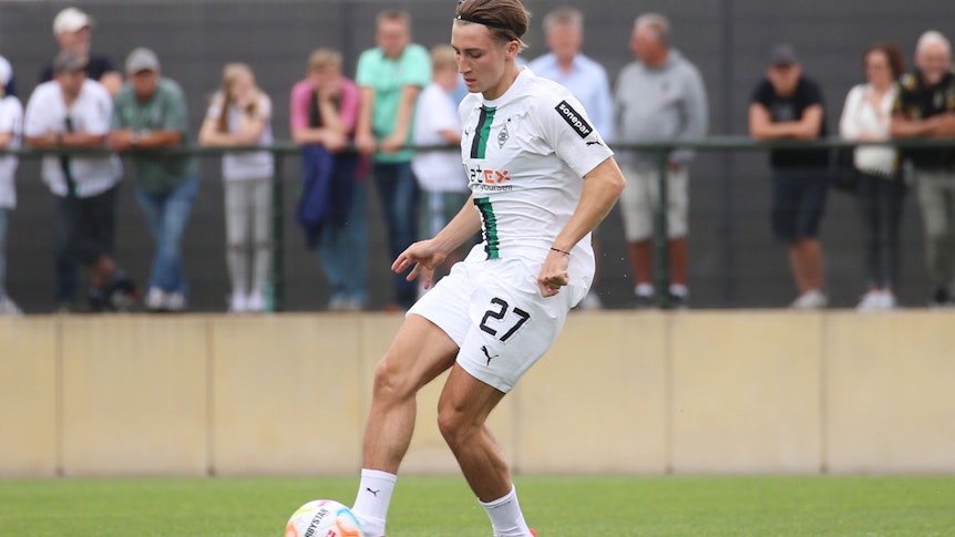 Rocco Reitz, hier zum Trainingsauftakt am Borussia-Park am 26. Juni 2022. Reitz hat den Ball am rechten Fuß.