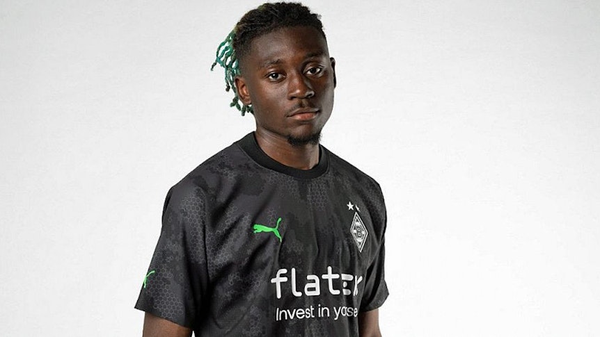 Gladbach-Profi Manu Kone zeigt am 1. Juli 2022 die Trikotvariante „Third“ von Ausrüster Puma für die Spielzeit 2022/2023.