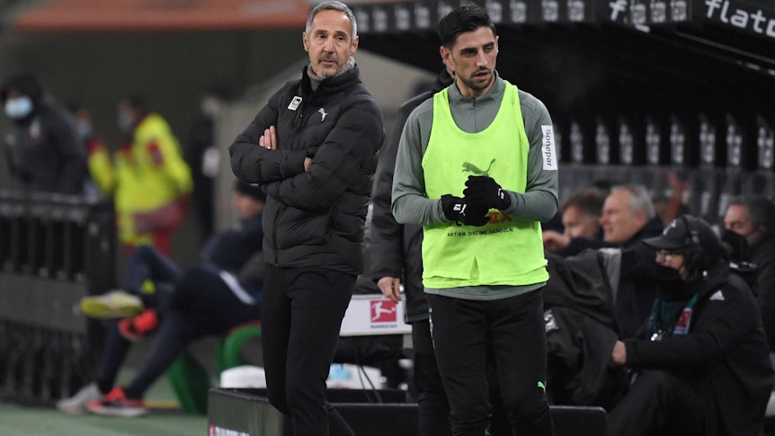 Adi Hütter (l.), Ex-Trainer von Borussia Mönchengladbach, und Kapitän Lars Stindl (r.) am 5. Dezember 2021 beim Bundesliga-Spiel gegen den SC Freiburg im Borussia-Park an der Seitenlinie stehend.