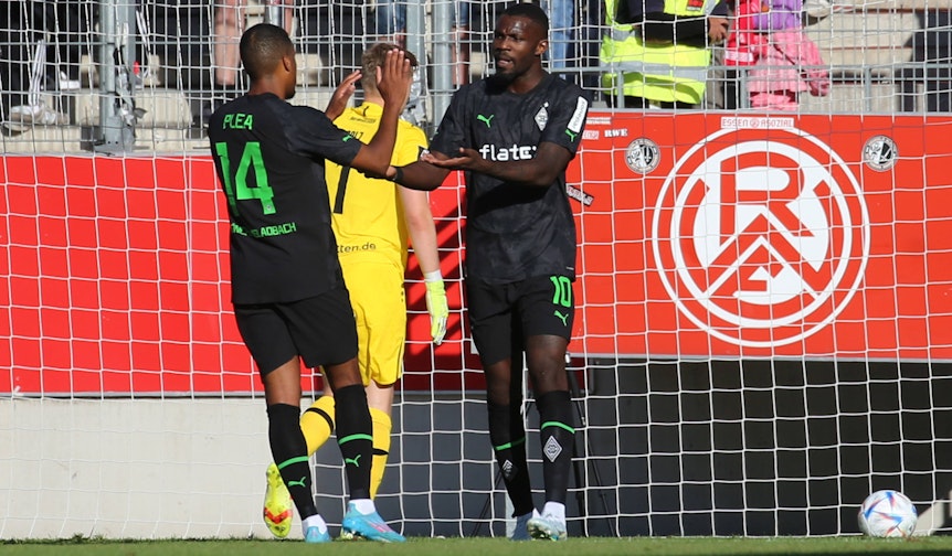 Gladbach-Profi Marcus Thuram (r.) klatscht sich mit Team-Kollege Alassane Plea (l.) während des Testspiel-Sieges der Borussia am Freitag (1. Juli 20222) bei RW Essen ab. Plea und Thuram tragen die neuen Trikots von Borussia-Mönchengladbach-Ausrüster Puma.