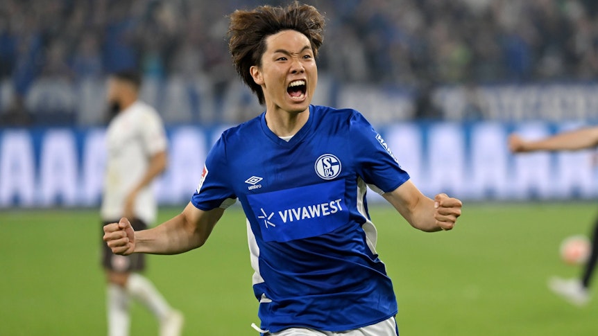 Ko Itakura, hier am 7. Mai 2022 bei einem Spiel mit dem FC Schalke 04 gegen den FC St. Pauli, jubelt über ein Tor.