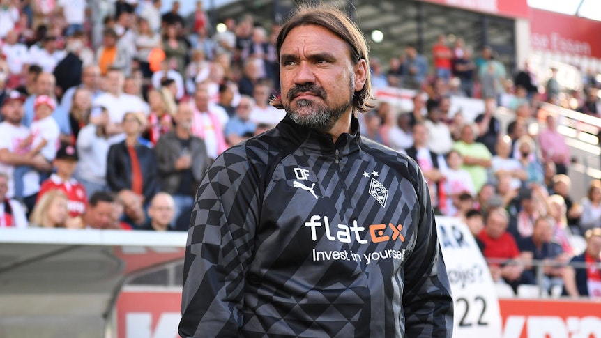 Gladbach-Trainer Daniel Farke am Freitag (1. Juli 2022) an der Seitenlinie während des Testspiels der Borussia bei RW Essen. Farke schaut Richtung Spielfeld.