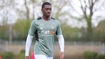 Mamadou Doucouré geht vor einem Regionalliga-Spiel mit der U23 von Borussia Mönchengladbach über den Platz.