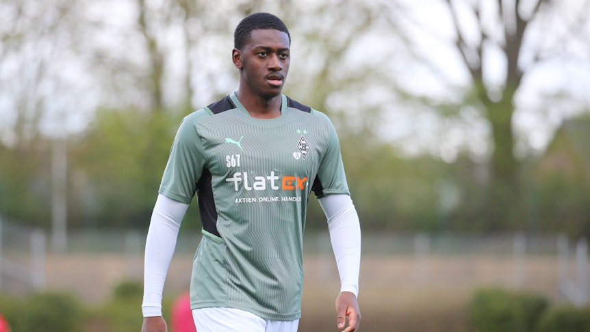 Mamadou Doucouré geht vor einem Regionalliga-Spiel mit der U23 von Borussia Mönchengladbach über den Platz.