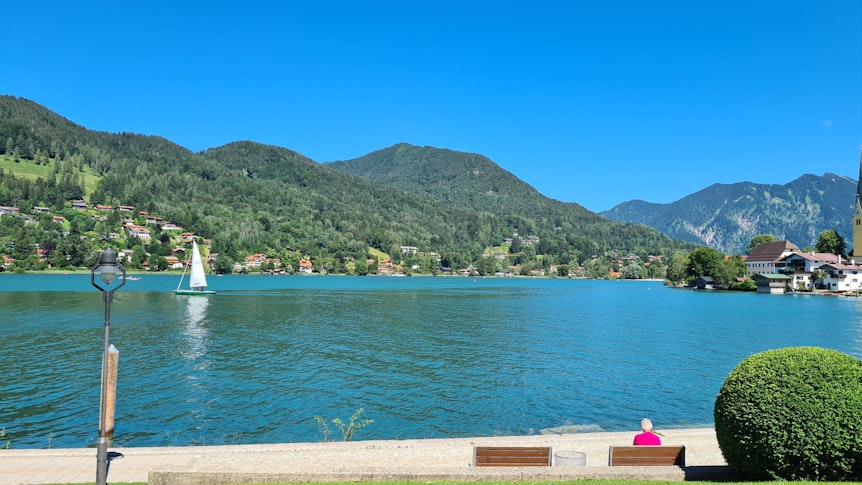 Am Sonntag (3. Juli 2022) startet das Team von Borussia Mönchengladbach ins Trainingslager nach Rottach-Egern. Das Teamhotel befindet sich direkt am malerischen Tegernsee und bietet einen beeindruckenden Blick auf die Alpen, wie zu sehen auf dem Foto.