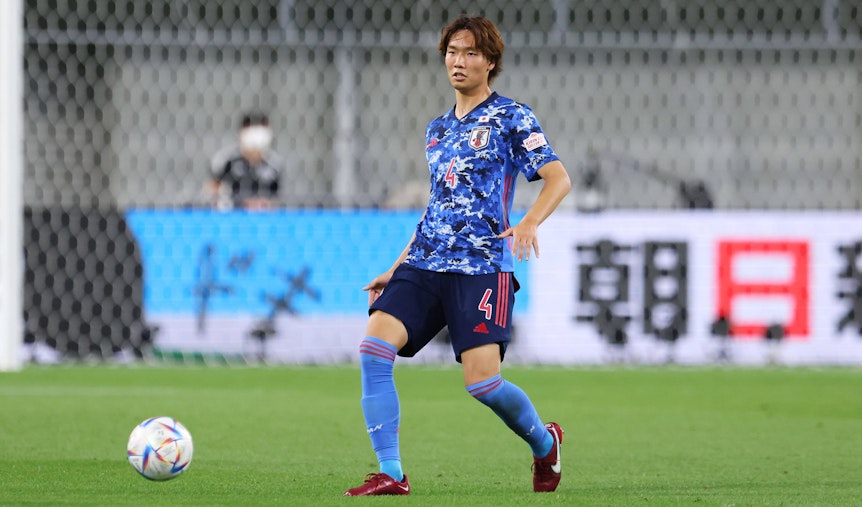 Der neue Gladbach-Profi Ko Itakura im Einsatz für die japanische Nationalmannschaft am 10. Juni 2022 im Länderspiel gegen Ghana. Itakura spielt einen Pass.