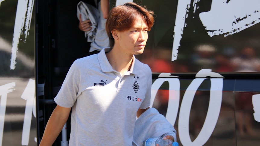 Gladbach-Transfer Ko Itakura ist auch dabei! Der Borussia-Tross ist am Sonntag (3. Juli 2022) am Tegernsee in Rottach-Egern angekommen. Itakura ist aus dem Mannschaftsbus ausgestiegen.