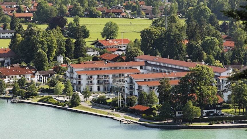 Im edlen Seehotel Überfahrt am Tegernsee schlafen die Profis von Borussia Mönchengladbach während des Trainingslagers in Rottach-Egern. Das Foto zeigt das Hotel aus der Vogelperspektive.