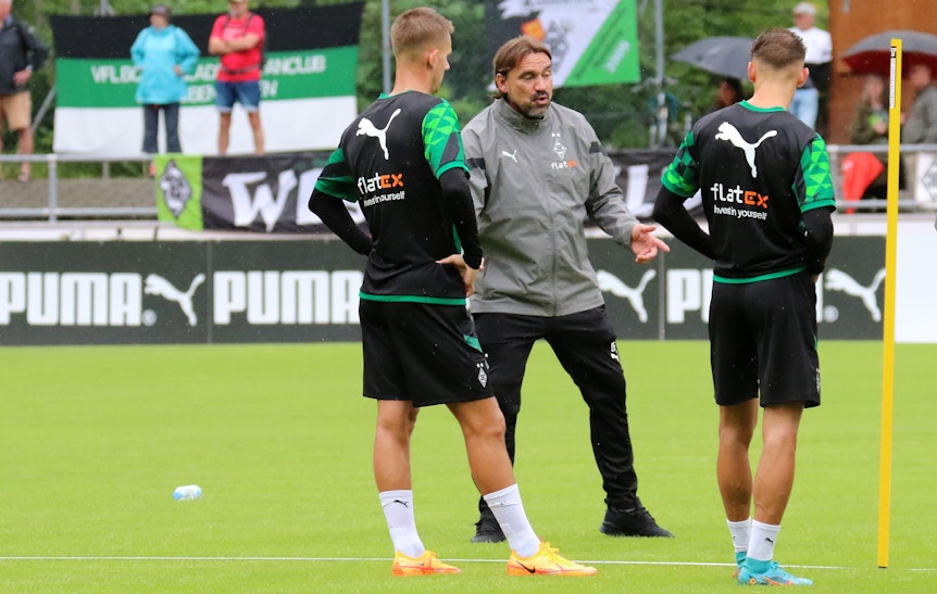 Daniel Farke (M.), Trainer von Borussia Mönchengladbach, bei der ersten Übungseinheit der Fohlen-Elf am Montag (4. Juli 2022) in Rottach-Egern. Im Hintergrund schauen Fans zu.