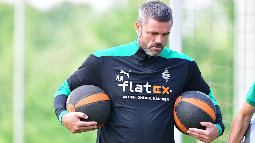 Martin Meichelbeck, hier am 18. August 2021 beim Trainingslager von Borussia Mönchengladbach in Harsewinkel beim Tragen zweier Medizinbälle.