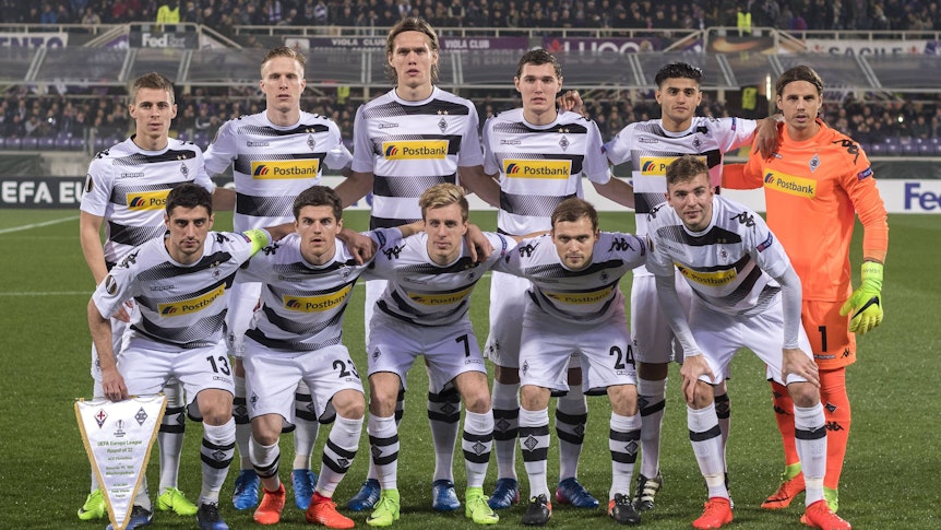 Er ist Teil des Gladbach-Teams gewesen, das am 23. Februar 2017 in Florenz Europapokal-Geschichte geschrieben hat: Verteidiger Andreas Christensen, hier zu sehen in der oberen Reihe (3.v.r.). Christensen umarmt Mo Dahoud und Jannik Vestergaard.