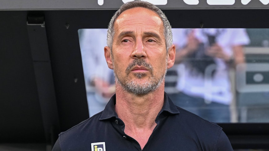 Ex-Gladbach-Trainer, Adi Hütter, während der Nationalhymne beim Benefiz-Spiel gegen die Ukraine am 11. Mai 2022. Adi Hütter blickt starr links von der Kamera weg.