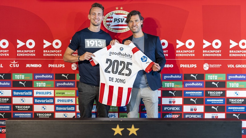 Ex-Borussia-Mönchengladbach-Stürmer kehrt in die Heimat zurück. Hier ist de Jong (l.) während seiner Vorstellung am 2. Juli 2022 bei PSV Eindhoven zu sehen. De Jong (l.) hält mit dem technischen Direktor von PSV, John de Jong (r.) ein Trikot in die Kamera.