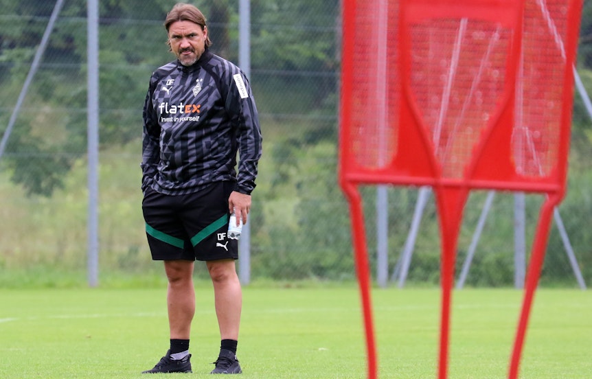 Daniel Farke, Trainer von Fußball-Bundesligist Borussia Mönchengladbach, während einer Trainingseinheit (5. Juli 2022) in Rottach-Egern am Tegernsee. Farke schaut auf den Trainingsplatz.