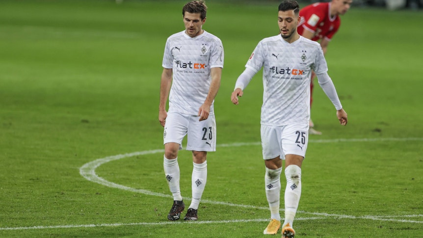 Ramy Bensebaini (r.), hier am 8. Januar 2021 mit Teamkollege Jonas Hofmann (l.) von Borussia Mönchengladbach, wurde vor seiner Abreise zum Tegernsee positiv auf das Corona-Virus getestet.