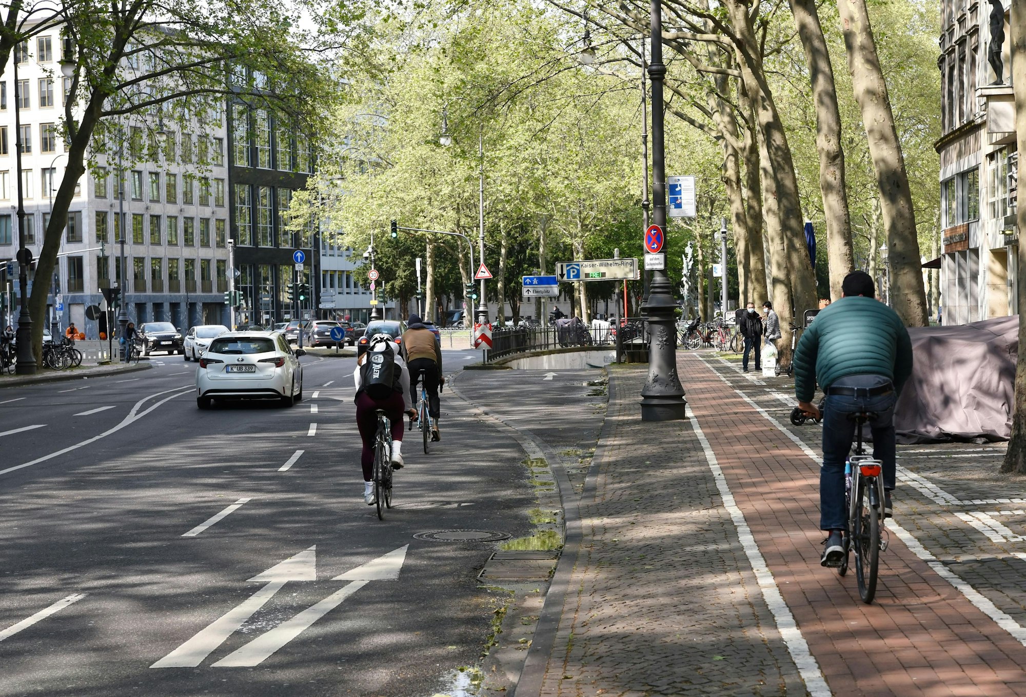 Radfahrer fahren auf dem Kaiser-Wilhelm-Ring in Köln teilweise auf dem schmalen Radweg und auf der zweispurigen Straße.