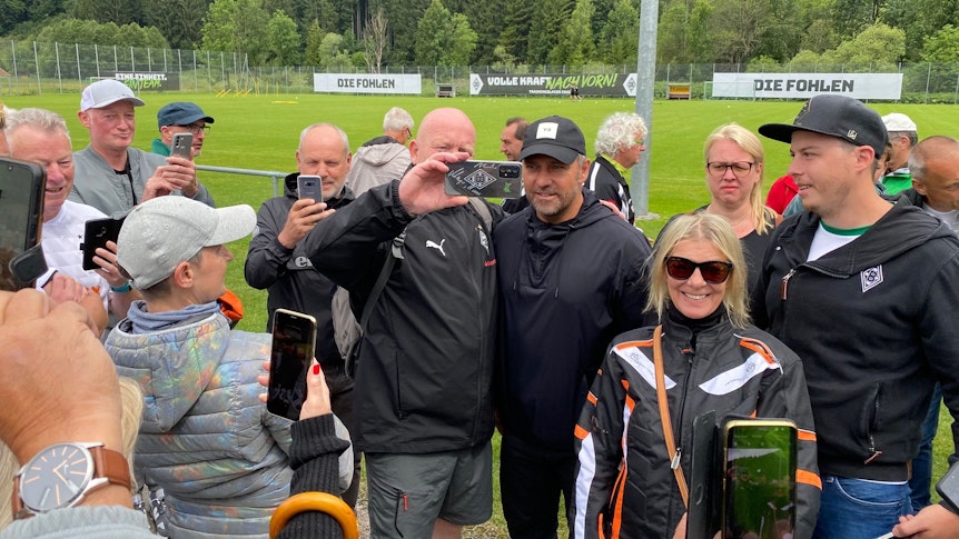 DFB-Bundestrainer Hansi Flick hat am Donnerstag (7. Juli 2022) das Training von Fußball-Bundesligist Borussia Mönchengladbach auf der Sportanlage Birkenmoos in Rottach-Egern besucht.