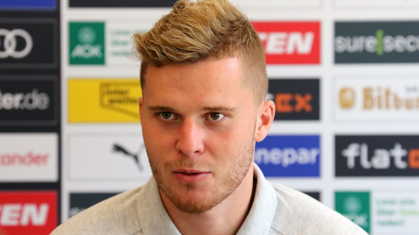 Nico Elvedi von Borussia Mönchengladbach am 7. Juli 2022 in einer Presserunde im Rahmen des Sommer-Trainingslagers in Rottach-Egern am Tegernsee.