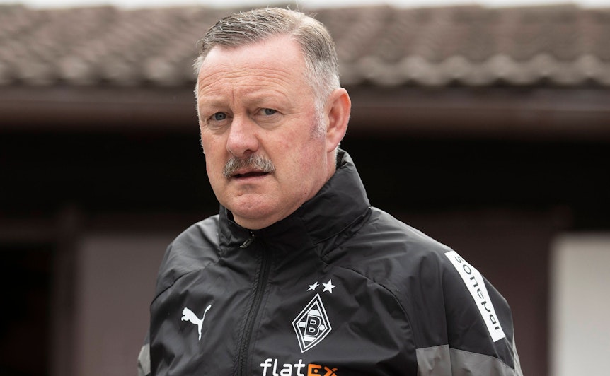 Roland Virkus ist Sportdirektor bei Fußball-Bundesligist Borussia Mönchengladbach. Auf diesem Foto ist der 55-Jährige am 5. Juli 2022 im Trainingslager am Tegernsee zu sehen. Virkus blickt in die Kamera des Fotografen.
