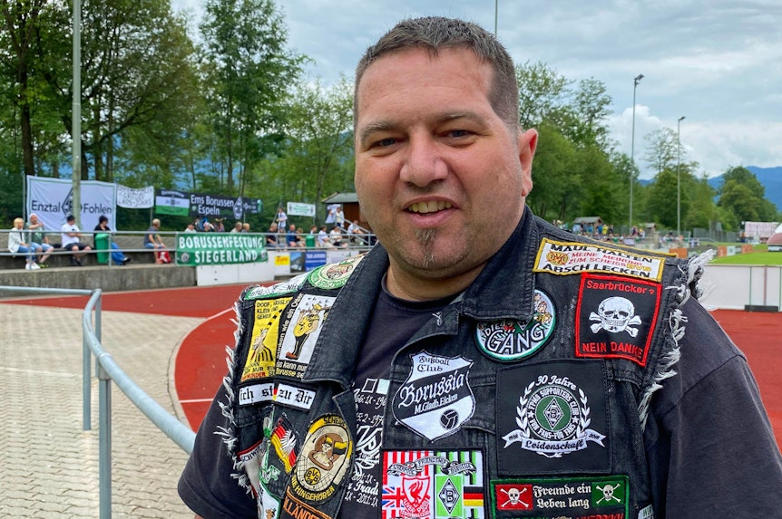 Gladbach-Fan Meik Schöler aus Wilnsdorf schaut sich das Borussia-Trainingslager am Tegernsee an. Diese Aufnahme stammt vom 5. Juli 2022.