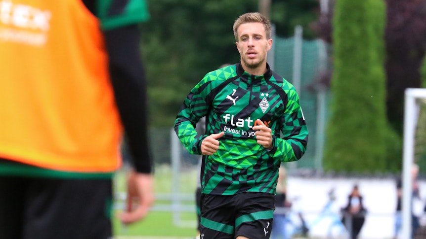 Patrick Herrmann am 8. Juli 2022 im Trainingslager von Borussia Mönchengladbach auf der Sportanlage Birkenmoos in Rottach-Egern. Herrmann läuft auf die Kamera zu.