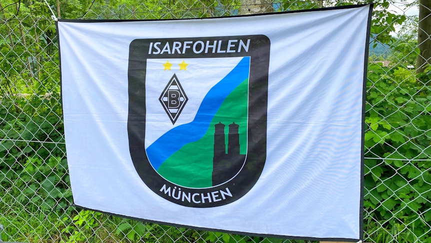 Der Gladbach-Fanklub „Isarfohlen“ aus München zeigt am Tegernsee auch sein Banner. Zu sehen ist ein Fanklub-Logo.