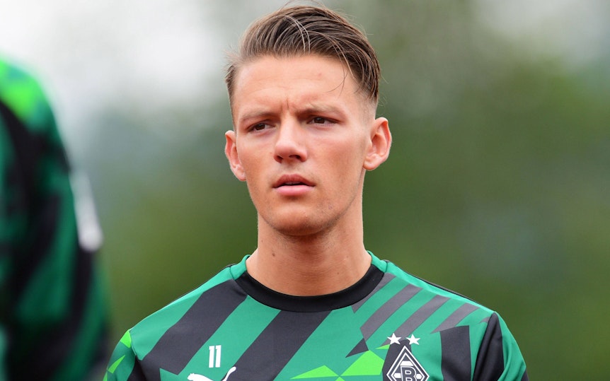 Gladbach-Profi Hannes Wolf. Auf diesem Foto ist der Österreicher am 5. Juli 2022 im Trainingslager am Tegernsee in Rottach-Egern zu sehen. Wolf schaut Richtung Trainingsplatz.