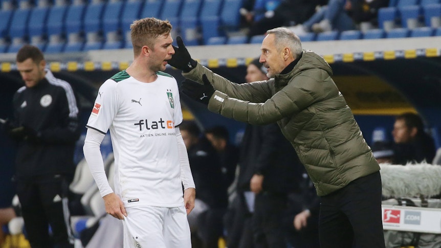 Christoph Kramer von Borussia Mönchengladbach bekommt Anweisungen vom damaligen Trainer Adi Hütter, hier beim Auswärtsspiel in Hoffenheim am 18. Dezember 2021.