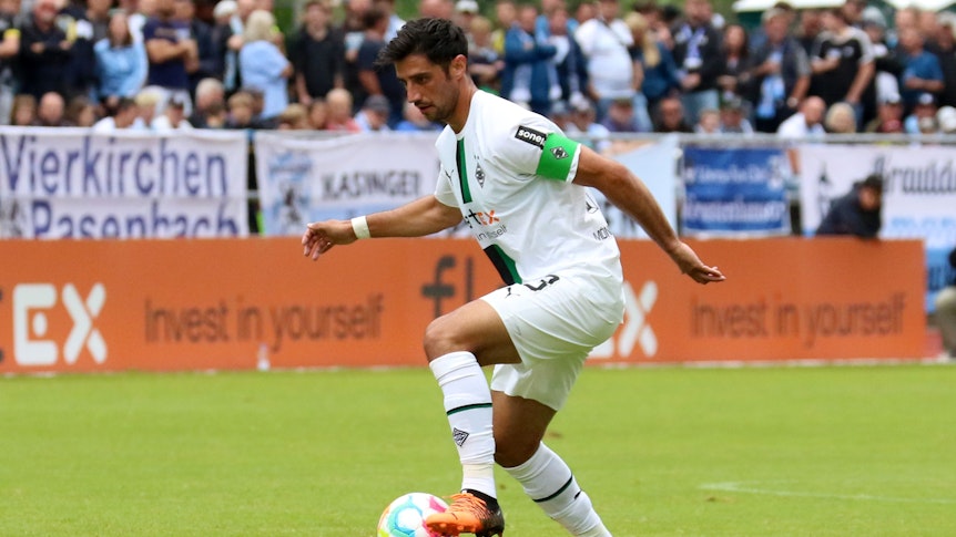 Lars Stindl trägt die Kapitänsbinde von Borussia Mönchengladbach im Testspiel gegen 1860 München in Rottach-Egern (10. Juni 2022).